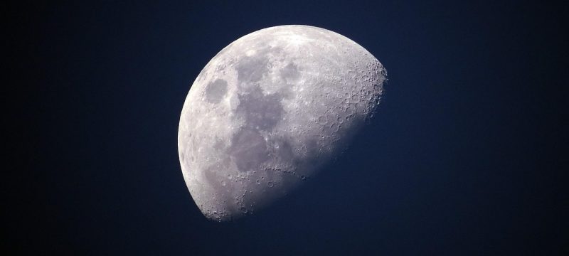 低轨卫星星座未来展望示意图，数百颗小卫星均匀分布在地球低轨道上，形成密集网络，代表卫星在线服务的未来形态