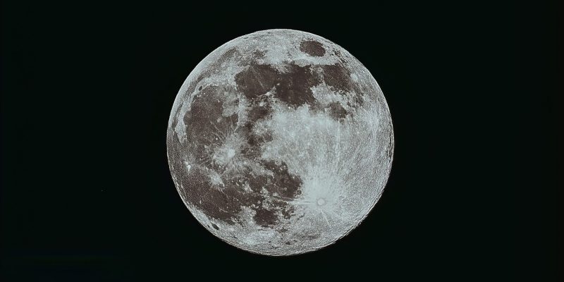 卫星数据下行链路技术原理示意图，展示卫星从太空拍摄数据经下行链路传输至地面站，再经云端处理后推送至用户浏览器的完整流程